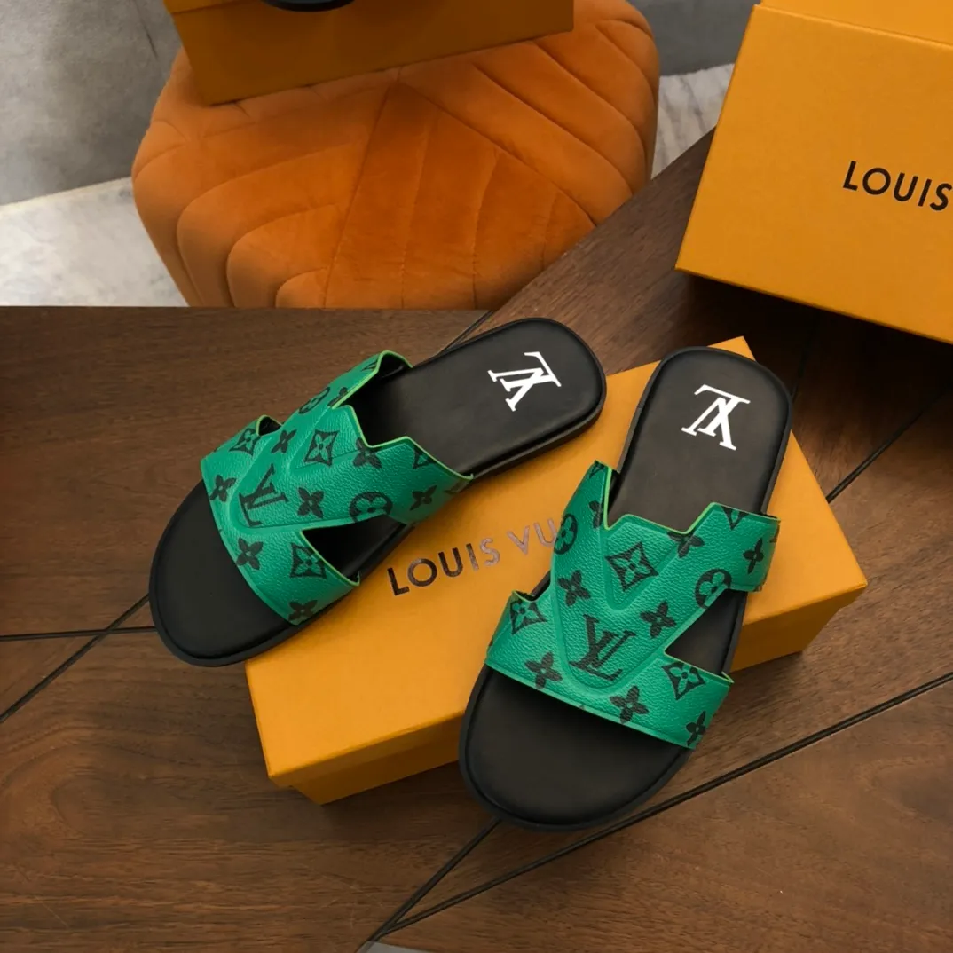 Factory price: 270💰LV counters are selling new brand luxury men's slippers, casual, loose and comfortable. The must-have model in the picture above [Happy][Happy], multiple colors available Size: 38-44, customized 45